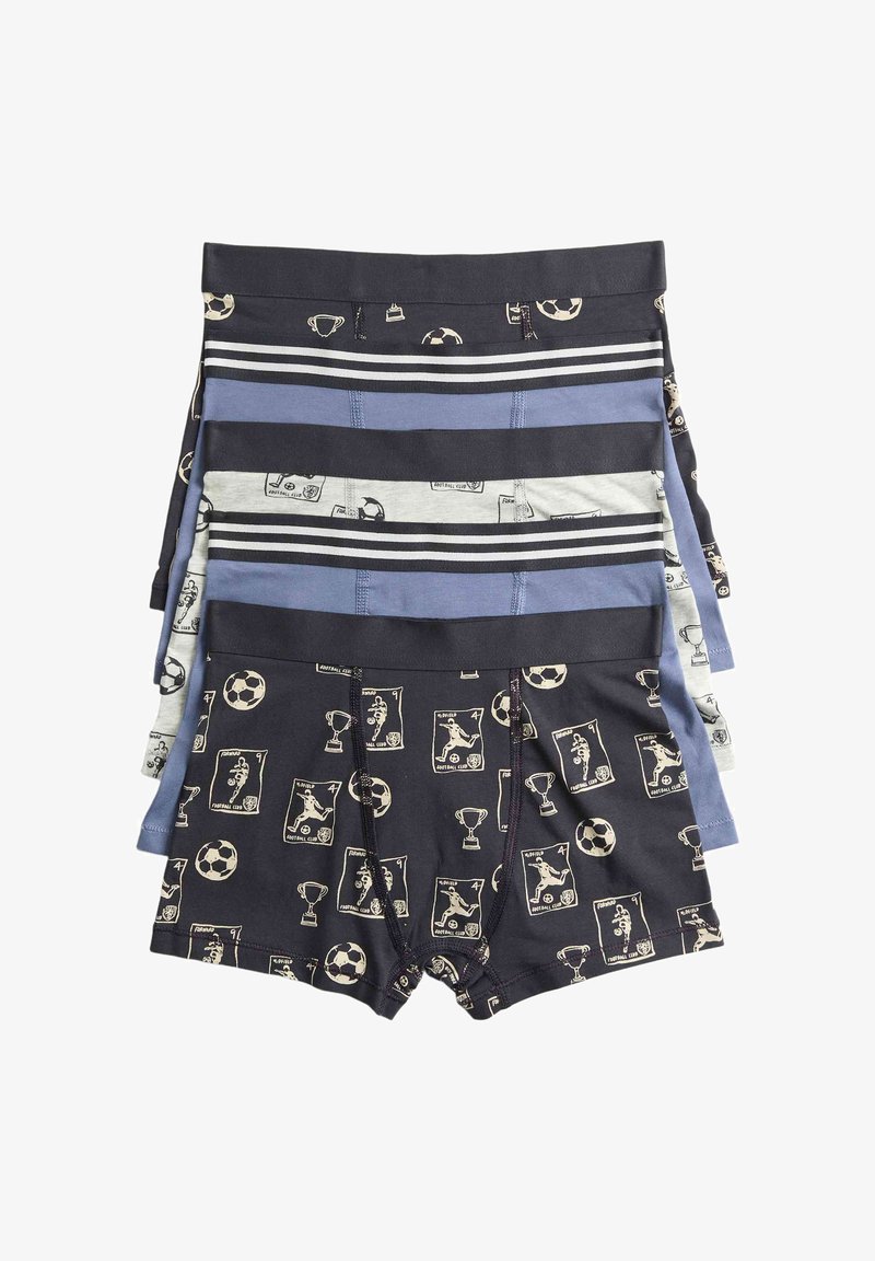 Cuatro pares de bóxers para niños apilados, en colores azul, gris y negro, con patrones de temática futbolística y cinturillas a rayas.