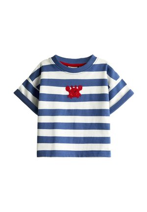 Tričko pre batoľa s krátkym rukávom s modro-bielymi horizontálnymi pruhmi a malým červeným vyšívaným krabom na hrudi.