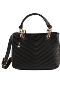 Zwarte leren handtas met een chevronpatroon, gouden hardware, afneembare schouderriem en een klein Italiaans vlaggetje als charme.