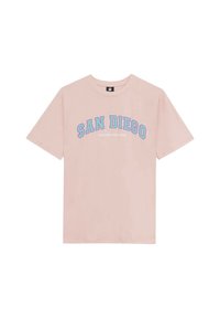 Svetloružové bavlnené tričko s krátkymi rukávmi, okrúhlym výstrihom a nápisom "SAN DIEGO" modrým a fialovým oblúkovým písmom na prednej strane.
