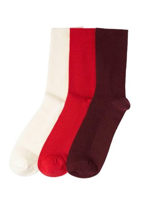 Drei Paar gerippte Socken in Weiß, Rot und Dunkelburgund, aus einem weichen Material mit verstärkten Zehen.