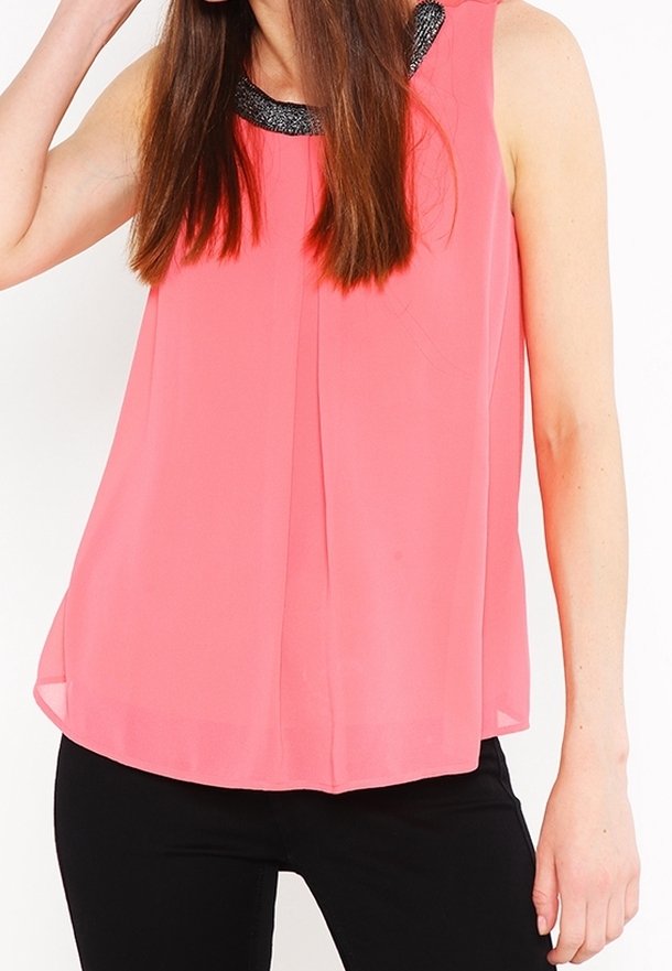 Blouse sans manches rose avec un devant plissé et un col noir orné, fabriquée dans un tissu léger, offrant une coupe décontractée.