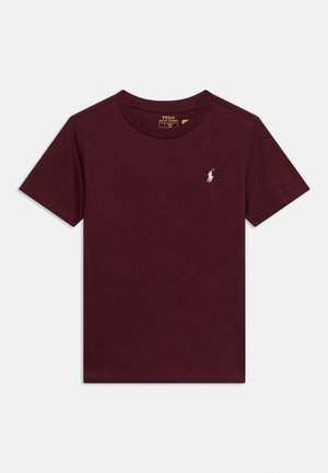 Bordowa koszulka z krótkim rękawem i okrągłym dekoltem z małym, białym, wyszywanym logo Polo Ralph Lauren na lewej piersi.