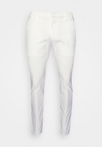 Witte katoenen chino's met een slanke pasvorm, voorzien van een ritssluiting, lussen voor een riem en zijzakken. Soepele textuur, op maat gemaakt ontwerp met minimale details.