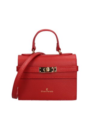 Sac à main en cuir rouge avec un design structuré. Comprend une poignée supérieure, une bandoulière amovible, des accessoires en or et un logo en relief.