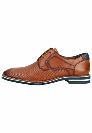 Chaussure habillée pour homme en cuir marron avec embout perforé, fermeture à lacets et détail de semelle rayée bleu et blanc.