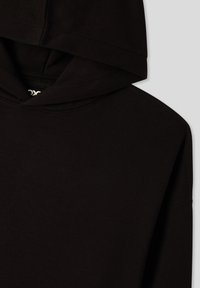 Felpa nera realizzata in morbido tessuto misto cotone, dotata di tasca a marsupio e cappuccio regolabile con cordino, rifinita con polsini e orlo a coste.