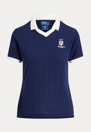 Mornarsko plava polo majica kratkih rukava s bijelim ovratnikom i manžetama, logo Wimbledon 1877 na lijevoj strani prsa, by Polo Ralph Lauren.