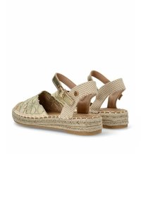 Sandalias estilo espadrille en color beige con tejido bordado, detalles de yute trenzado, correa ajustable y tacón texturizado.