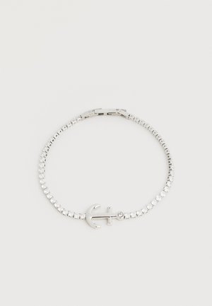 Ασημένιο βραχιόλι αλυσίδας με μικρές διαφανείς πέτρες και κούμπωμα σε σχήμα άγκυρας με μία κρυστάλλινη λεπτομέρεια.