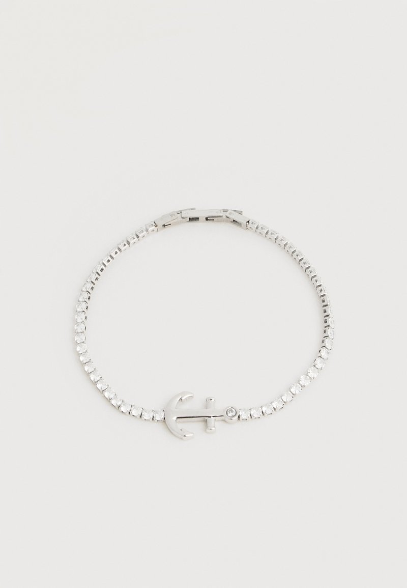Ασημένιο βραχιόλι αλυσίδας με μικρές διαφανείς πέτρες και κούμπωμα σε σχήμα άγκυρας με μία κρυστάλλινη λεπτομέρεια.
