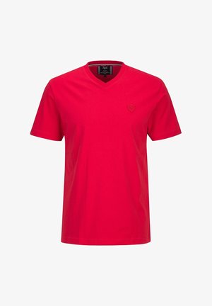 Rotes T-Shirt mit kurzen Ärmeln und V-Ausschnitt, mit einem kleinen gestickten Schild-Logo auf der linken Brust.