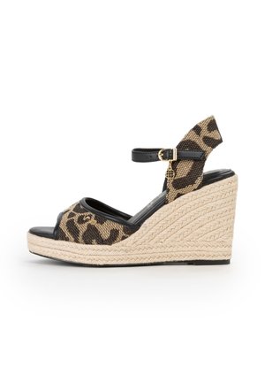 Sandalo con zeppa con tomaia in tessuto a fantasia animalier, cinturino nero alla caviglia con fibbia dorata e suola platform in corda intrecciata.