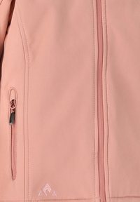 Blød skaljakke i lys pink med en central lynlås og en sidelomme med lynlåslukning. Inkluderer et broderet logo ved kanten.