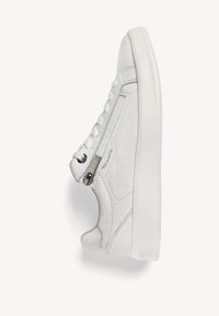 Baskets en cuir blanc avec une finition texturée, dotées d'une fermeture éclair sur le côté et de laçage traditionnel. Semelle en caoutchouc et éléments de design minimalistes.