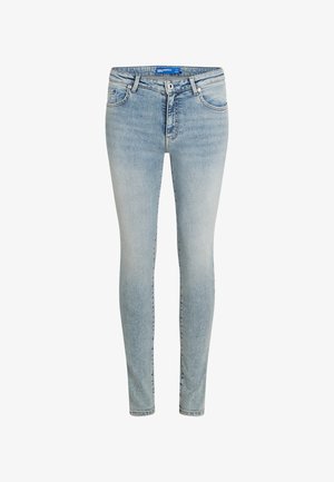 Šviesiai mėlynos, liesos džinsinės kelnės su mygtuko uždarymu, penkių kišenių dizainu ir subtiliu blukimo efektu visame paviršiuje.