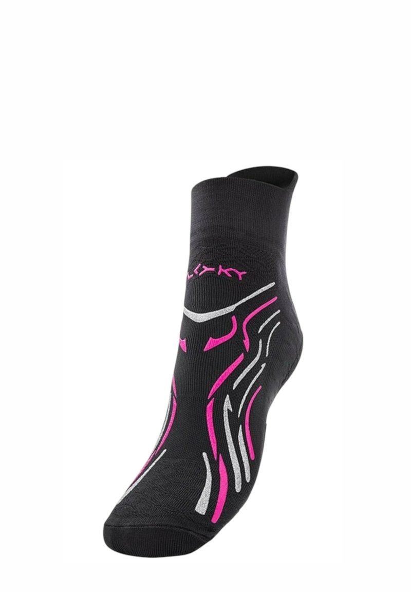 Calza sportiva nera con design alla caviglia corta, caratterizzata da strisce astratte rosa e argento e logo, realizzata in un materiale elastico.
