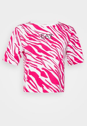 Kortærmet cropped T-shirt i hvid med kraftige pink zebra-striber. Har et sort trykt logo, rund halsudskæring og blødt bomuldsstof.