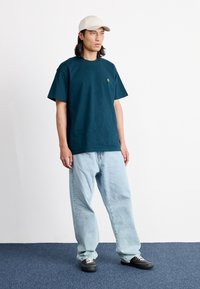 Carhartt WIP CHASE - Navadna majica - duck blue/gold