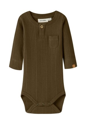 Body bébé marron à manches longues côtelé, avec petite poche poitrine, bouton en bois près du col et pressions à l’entrejambe.