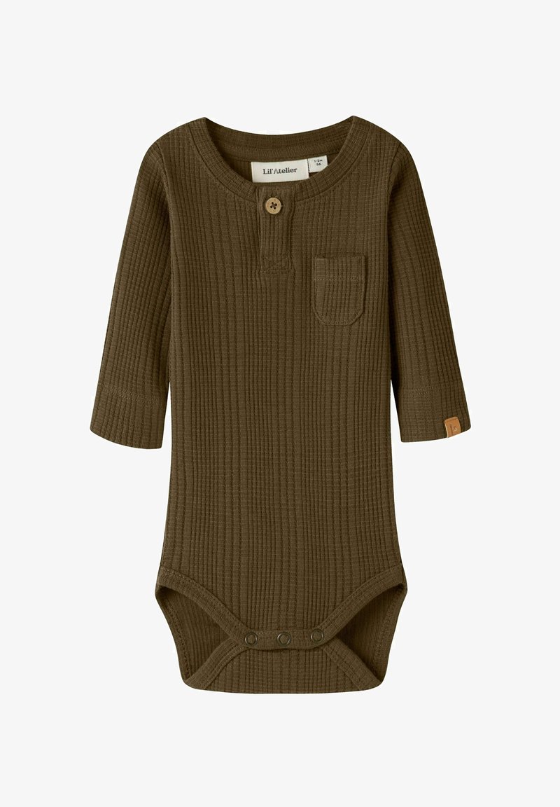 Body bébé marron à manches longues côtelé, avec petite poche poitrine, bouton en bois près du col et pressions à l’entrejambe.