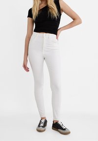 Stradivarius Vaqueros pitillo - white