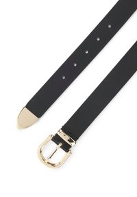 Ceinture en cuir noir avec une boucle en métal doré, pointe effilée et plusieurs trous d'ajustement pour le sizing. Texture lisse avec un design minimal.