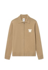 Veste en tricot couleur beige avec une texture côtelée, fermeture éclair et col à revers. Présente un logo "W" blanc sur le côté gauche de la poitrine.