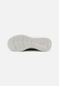 Balta guma sneaker'io padas su tekstūrizuotu sukibimo raštu, suteikiančiu trauką. Funkcionalus sraigtinis dizainas su iškilimais stabilumui.