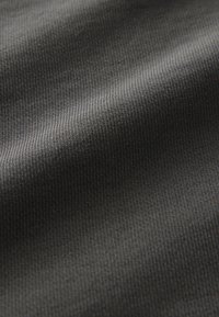 Texturerat svart tyg med ett fint ribbat mönster, som visar släthet och subtil glans över ytan.