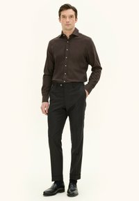 Oscar Jacobson REG FIT CUT AWAY BRUSHED - Camicia - warm brown