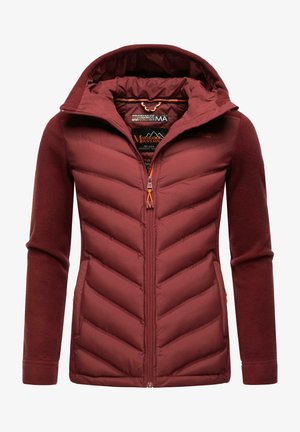 Burgundská nadýchaná bunda s fleecovou kapucí a rukávy. Má šití ve tvaru šípů, přední zip a oranžové detaily na zipu a kapse.