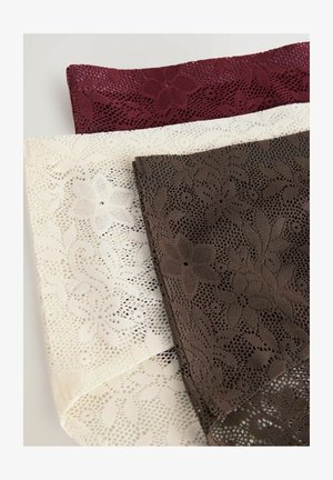 Tre lace-stoffer: bordeaux, elfenben og brun. Hver af dem har blomsterprint med intrikate udskæringsmønstre og teksturerede overflader.