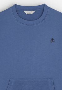 Felpa blu con colletto a girocollo a coste, dotata di un piccolo logo con teschio e ossa incrociate nere sul lato sinistro del petto e una tasca testurizzata.
