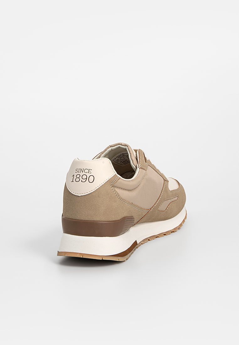 Lichtbruin sneaker gemaakt van suède en mesh, met een gevoerde kraag, een contrasterende lichte zool en een 'SINCE 1890' detail op de hiel.