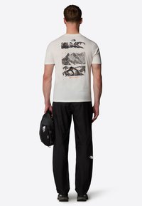 The North Face FOUNDATION MOUNTAINS FACES - Camiseta estampada - white dune