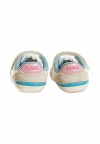 Sneaker con una toma grigia in suede e pelle bianca, dettagli blu e rosa, dotate di una fascia in velcro e un colletto imbottito.