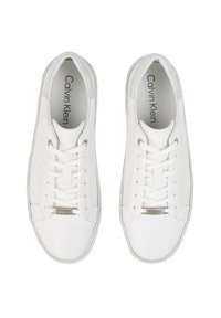 Witte leren sneakers met een gestructureerd patroon, ronde neus en veters. Zilverkleurig metalen accent op de tong met "Calvin Klein" gegraveerd.