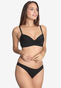 Schwarzes BH- und Bikini-Set aus glattem Material. Der BH hat dünne, verstellbare Träger und ein nahtloses Design. Die Slips sind im Low-Rise-Schnitt.