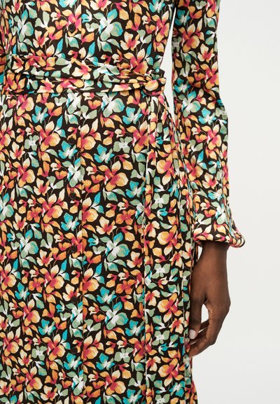 Φλοράλ φόρεμα με μακριά μανίκια, με ροζ, μπλε και κίτρινα λουλούδια σε μαύρο φόντο, μπροστινό μέρος με κουμπιά και ζώνη μέσης που δένει.