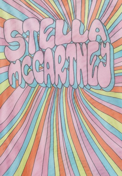 Tessuto colorato con la scritta "STELLA McCARTNEY" in lettere rosa grasse e arrotondate, circondata da strisce pastello di vari colori che si irradiano.