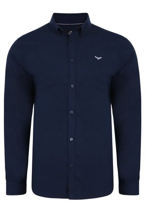Camisa de botón de manga larga azul marino con un cuello clásico, que presenta un pequeño logotipo en el lado izquierdo del pecho y una textura de tela suave.
