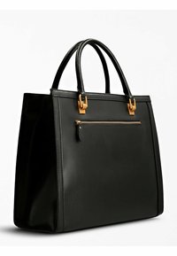 Sort lædertaske med to håndtag, der har en guldlåselomme foran og et rent, struktureret design.