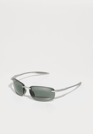 Sonnenbrille mit grauen Gläsern und silbernen Metallrahmen. Besitzt eine rechteckige Form und dünne Bügel mit strukturierten Akzenten.