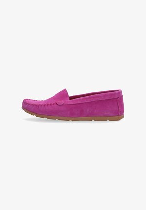 Roze suède loafer met een gestikt te ontwerp, vlakke rubberen zool en een afgeronde vorm. Gladde textuur, geen zichtbare hardware of patronen.