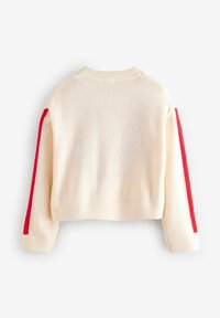 Pull court couleur crème avec des rayures latérales rouges, texture en tricot, col rond et côtes aux poignets et à l'ourlet.