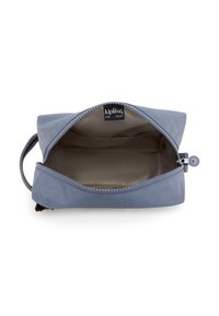 Sacchetto di stoffa azzurro chiaro con chiusura a zip, foderato in beige, con una maniglia corta, caratterizzato da un'etichetta che recita "kipling LIVE LIGHT".