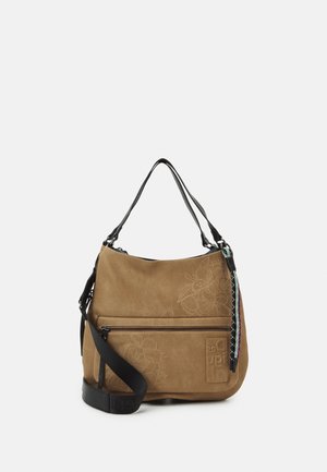 Braune Lederhandtasche mit schwarzem Schulterriemen, vorderer Reißverschlusstasche, Blumenprägung und einem gemusterten Stoffaccessoire, das an der Seite hängt.