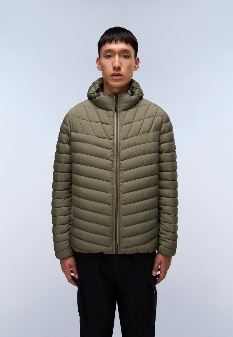 Giubbotto imbottito verde oliva con motivo a trapunte, zip frontale e cappuccio attaccato. Texture morbida e dettagli di cucitura orizzontale.