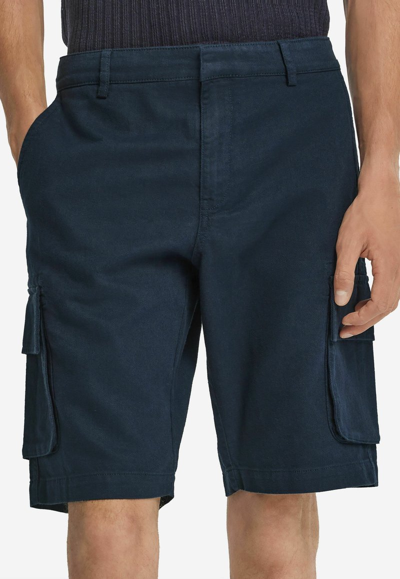 Marina cargo shorts med två sidofickor och två cargofickor. Tillverkade av slitstark tyg, med rak passform och knä-lång design.